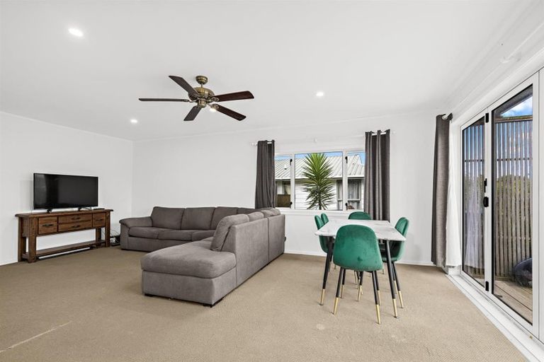 Photo of property in 2 Rere Place, Parakai, 0830