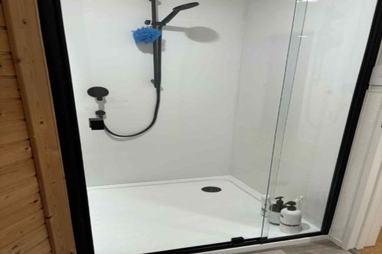 Photo of property in 2/81 Knights Road, Rothesay Bay, Auckland, 0630