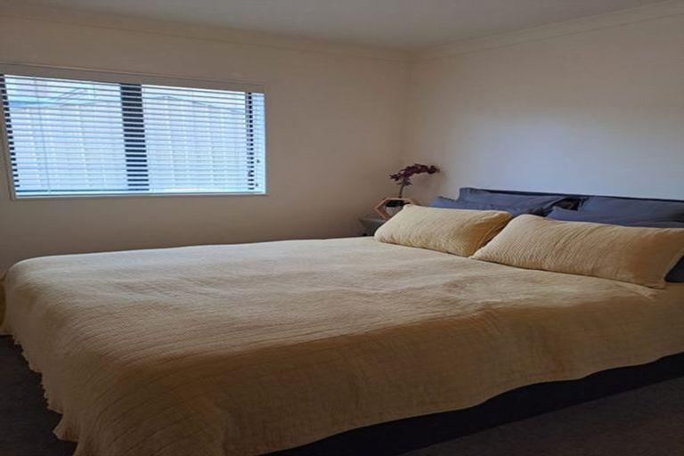 Photo of property in 2 Kirikiri Drive, Papakura, 2110