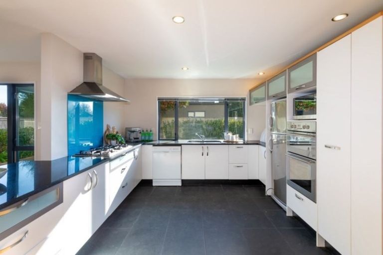 Photo of property in 16 Dee Street, St Albans, Christchurch, 8014