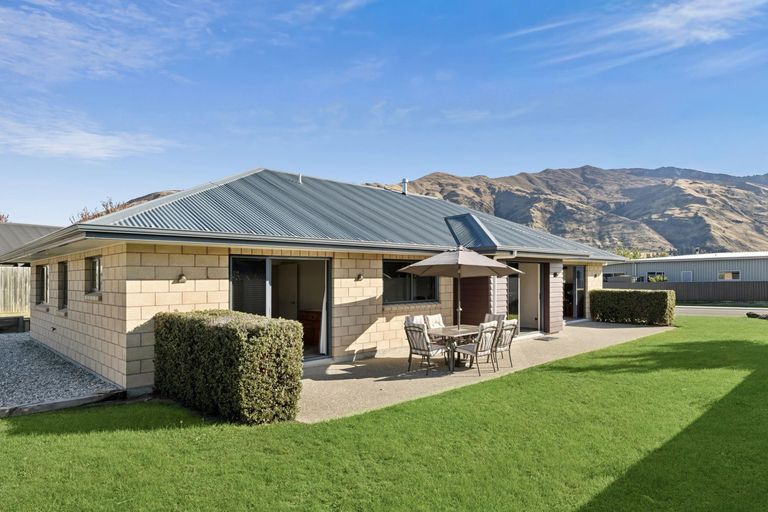 Photo of property in 1 Coromandel Street, Wanaka, 9305