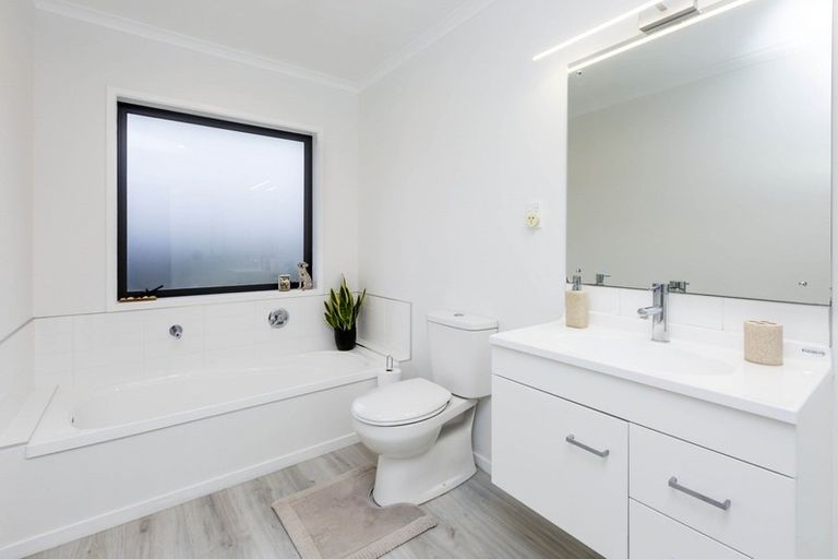 Photo of property in 10 Passchendaele Grove, Trentham, Upper Hutt, 5018