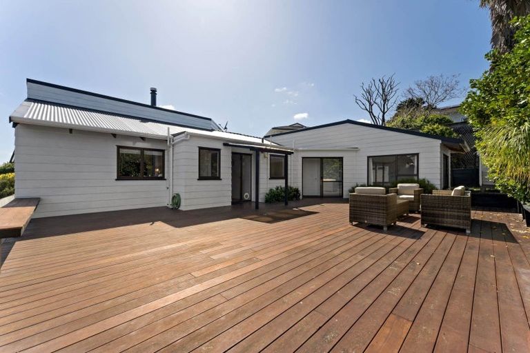Photo of property in 4 Raphael Place, West Harbour, Auckland, 0618