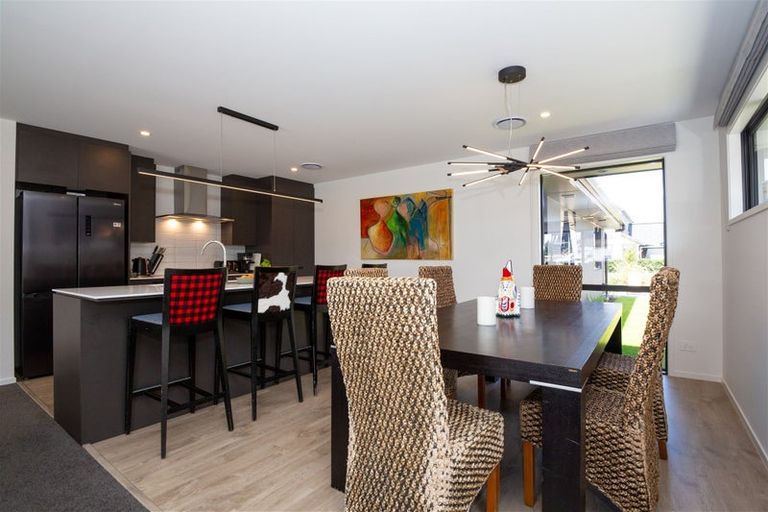 Photo of property in 21 Shelduck Road, Jacks Point, 9371