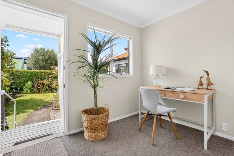 Photo of property in 15 Frieston Road, Milford, Auckland, 0620