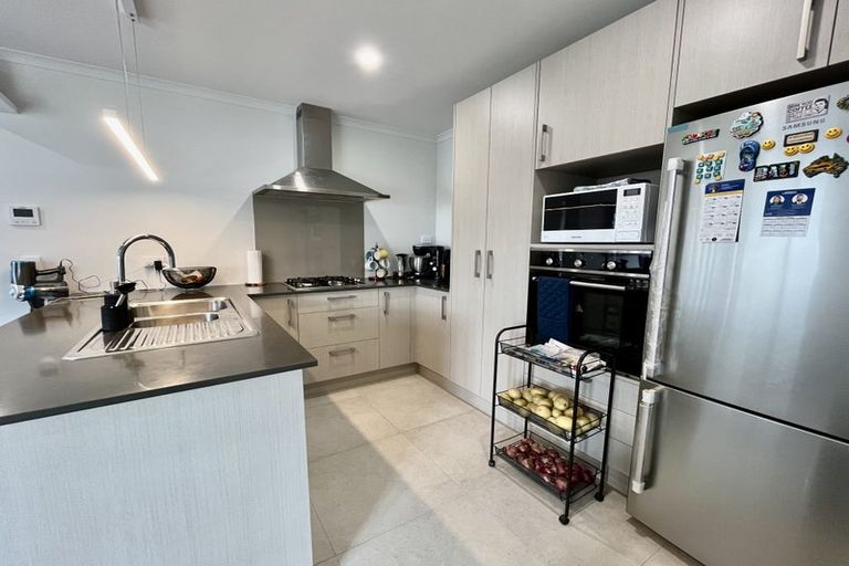 Photo of property in 16 Whareatua Avenue, Takanini, 2112