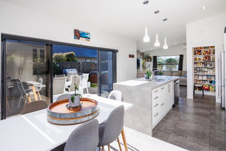 Photo of property in 51 Chestnut Close, Kelvin Grove, Palmerston North, 4414