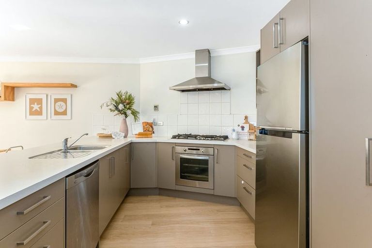 Photo of property in 5 Tongariro Drive, Aotea, Porirua, 5024