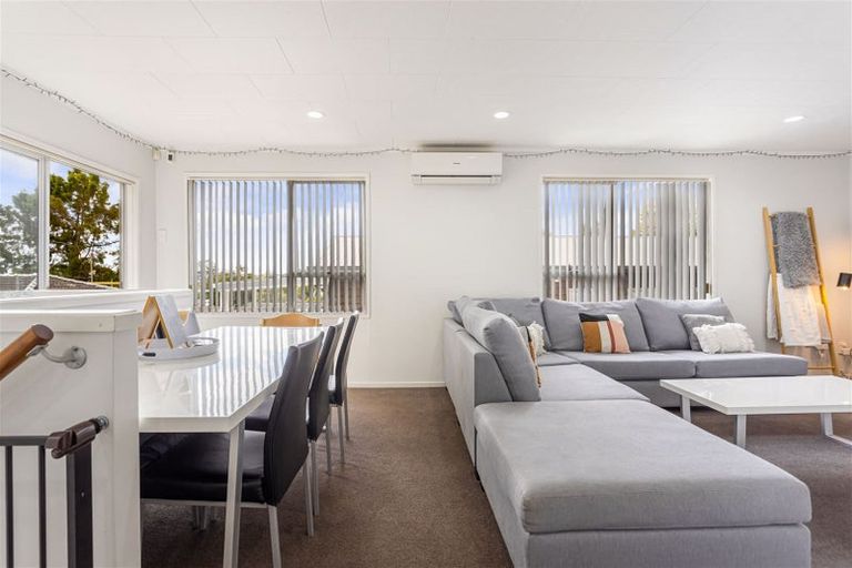 Photo of property in 98 Reynella Drive, Massey, Auckland, 0614