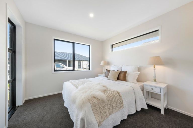 Photo of property in 2 Graeme Cooper Lane, Avonhead, Christchurch, 8042