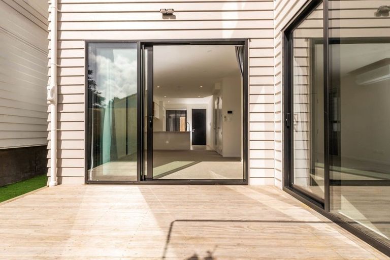 Photo of property in 2/535 Swanson Road, Ranui, Auckland, 0612