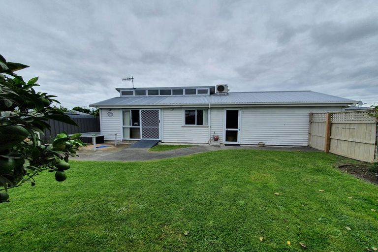 Photo of property in 27a Downing Street, Glenfield, Auckland, 0629