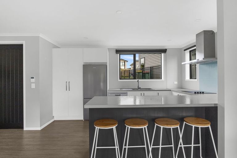 Photo of property in 14 Discovery Place, Marfell, New Plymouth, 4310