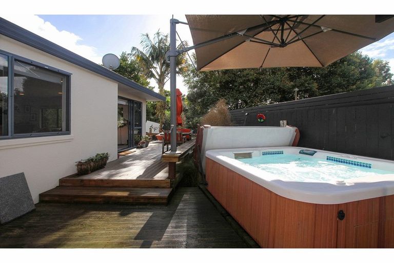 Photo of property in 23a Kervil Avenue, Te Atatu Peninsula, Auckland, 0610