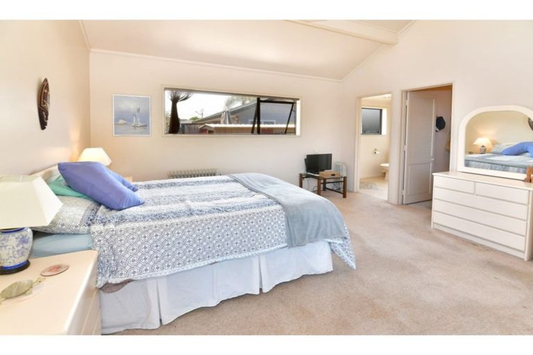 Photo of property in 32 Walton Street, Red Beach, 0932