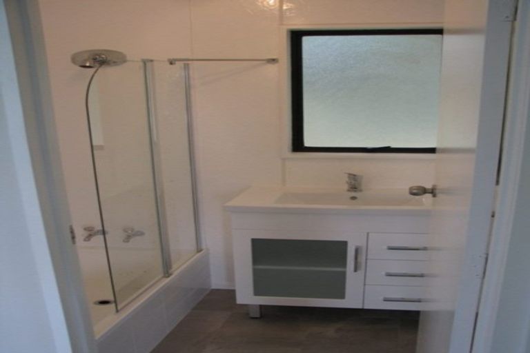 Photo of property in 2/110 Edmonton Road, Henderson, Auckland, 0612