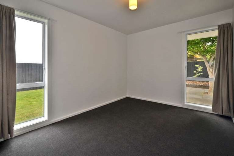 Photo of property in 2/261 Lake Terrace Road, Shirley, Christchurch, 8061