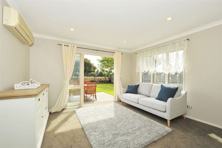 Photo of property in 35 Mataroa Place, Parklands, Christchurch, 8083