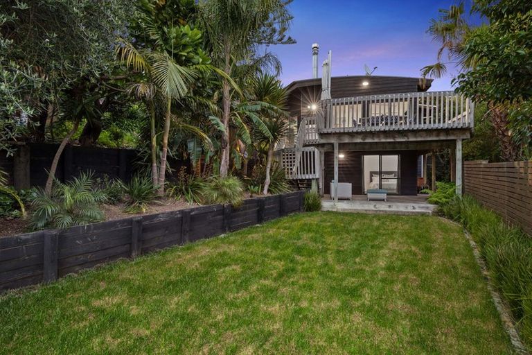 Photo of property in 4/9a Melandra Road, Stanmore Bay, Whangaparaoa, 0932