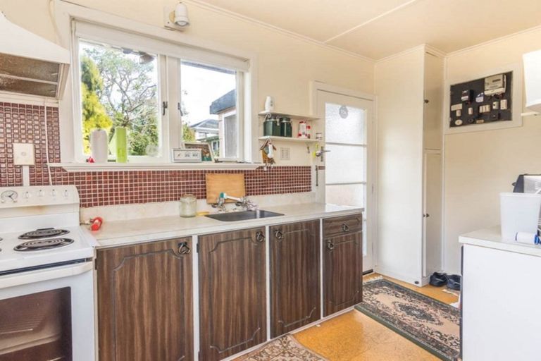 Photo of property in 1 Earl Road, Titirangi, Auckland, 0604