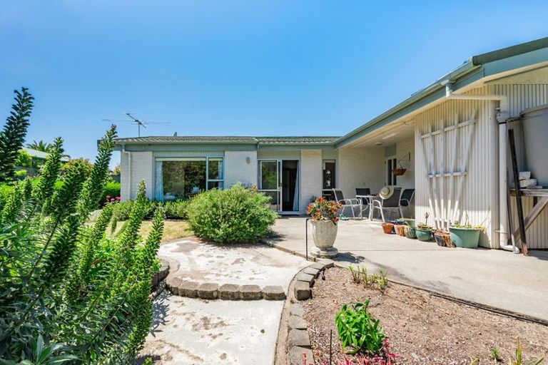 Photo of property in 20 Freyberg Crescent, Waikanae Beach, Waikanae, 5036