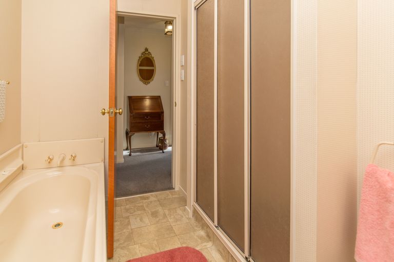 Photo of property in 2 Kent Lodge Avenue, Avonhead, Christchurch, 8042