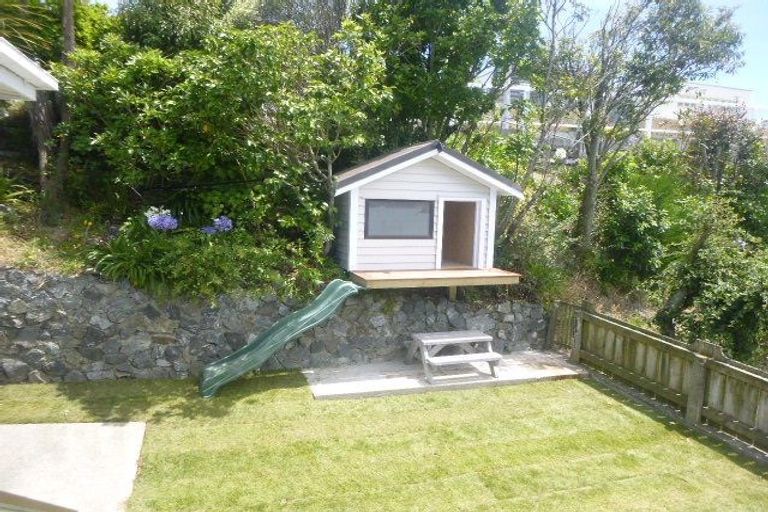 Photo of property in 124 Nevay Road, Karaka Bays, Wellington, 6022