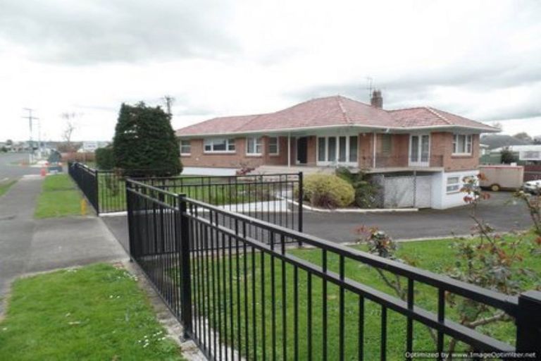 Photo of property in 2 Great South Road, Papakura, 2110