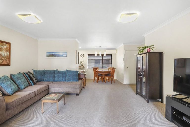Photo of property in 2/248 Great North Road, Henderson, Auckland, 0612