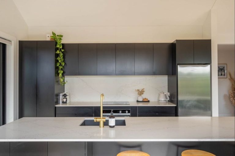 Photo of property in 6 Mahia Lane, Waikanae, 5036