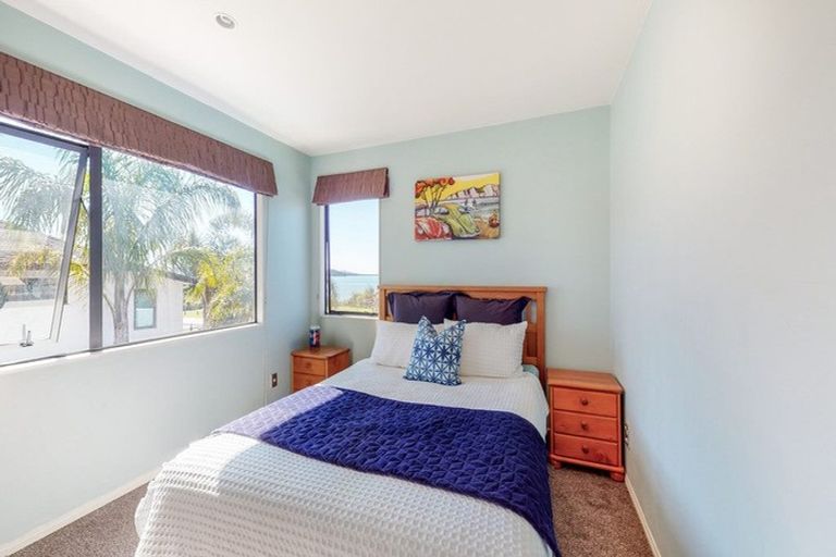 Photo of property in 23 Onemana Way, Te Atatu Peninsula, Auckland, 0610