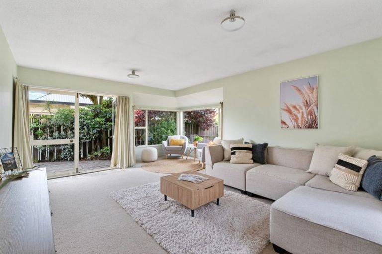 Photo of property in 8 Gatonby Place, Avonhead, Christchurch, 8042