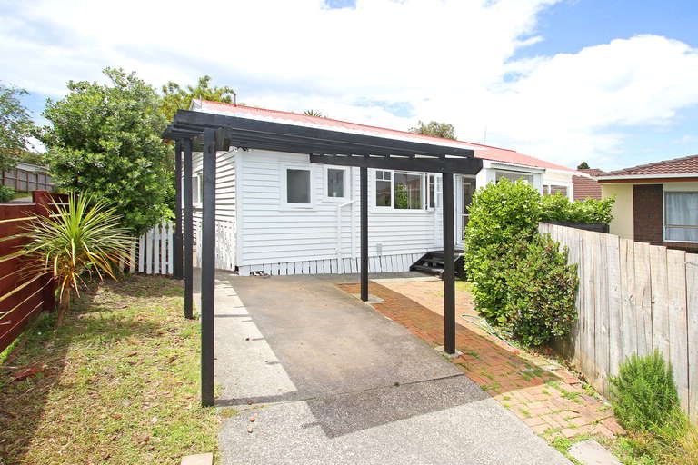Photo of property in 2/575 Beach Road, Murrays Bay, Auckland, 0630