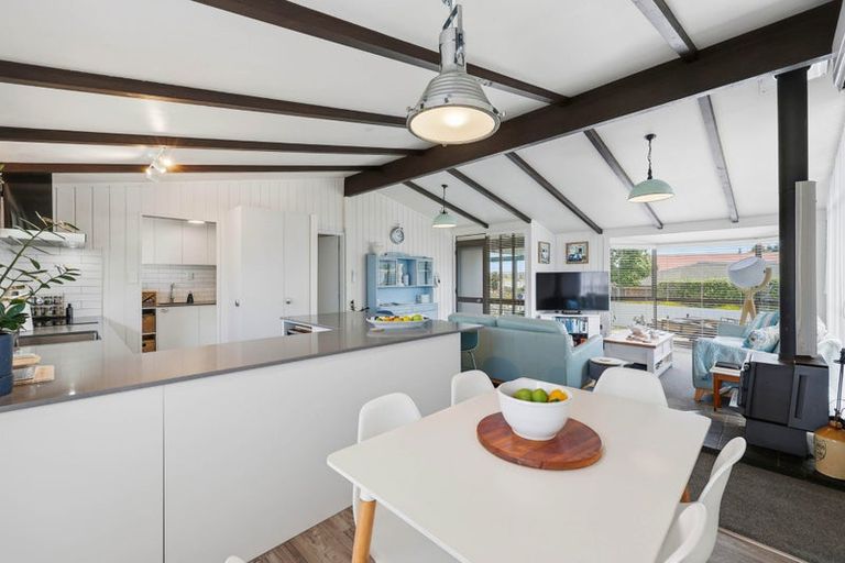 Photo of property in 6 Vela Place, Clarks Beach, 2122