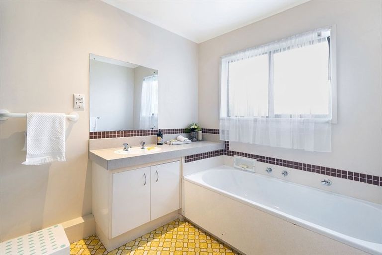 Photo of property in 86 Roberts Road, Te Atatu South, Auckland, 0610