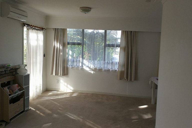 Photo of property in 10 Graham Avenue, Te Atatu Peninsula, Auckland, 0610