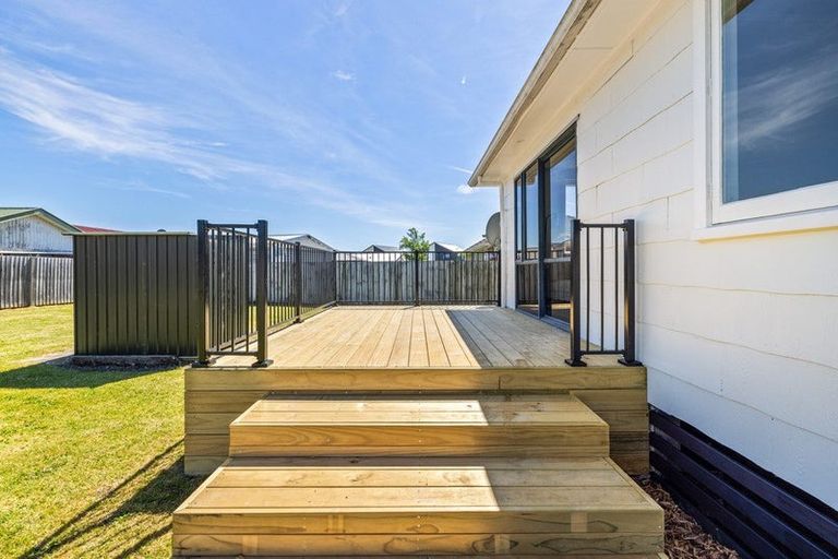 Photo of property in 23 Lambeth Crescent, Northcote, Christchurch, 8052
