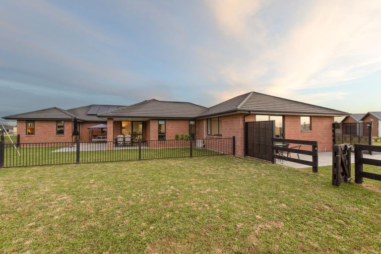 Photo of property in 37 Mike Smith Drive, Cambridge, 3434