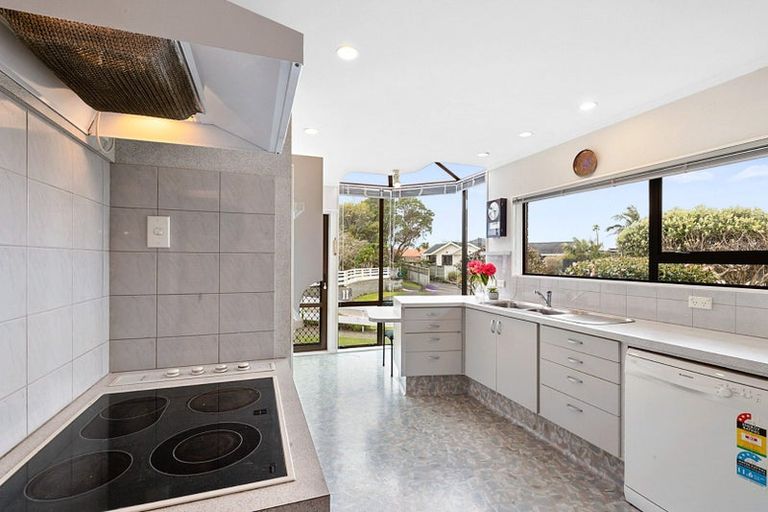 Photo of property in 9 Boulevard Drive, Merrilands, New Plymouth, 4312