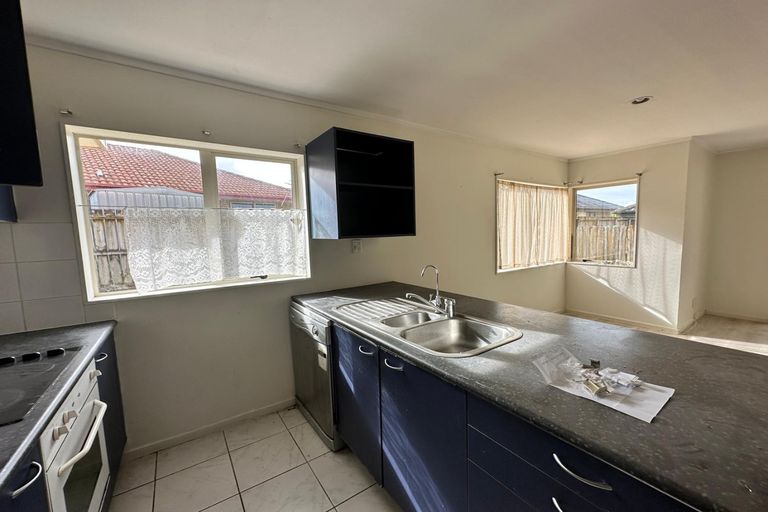Photo of property in 32 Frank Bunce Grove, Flat Bush, Auckland, 2019