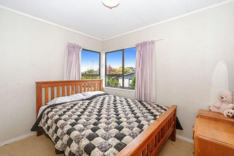 Photo of property in 16 Meadowvale Rise, Titirangi, Auckland, 0604