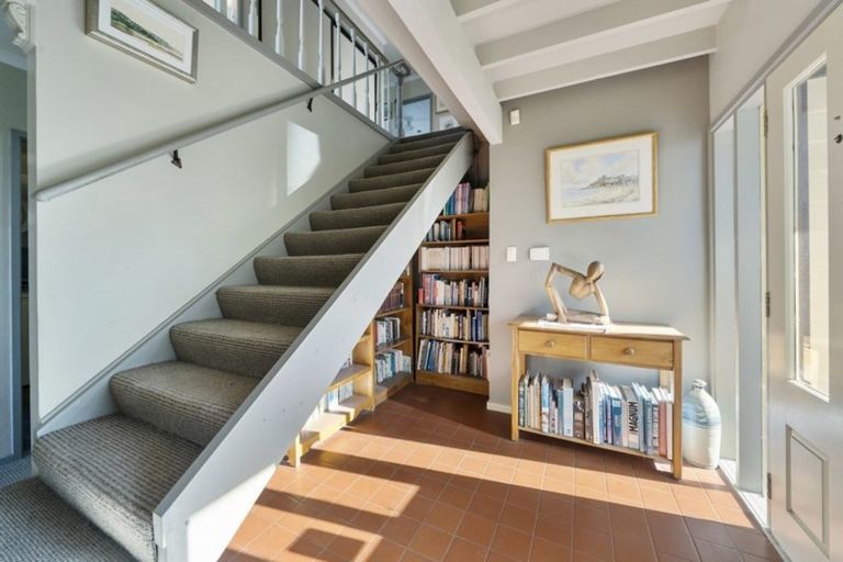 Photo of property in 56 Mana View Road, Paremata, Porirua, 5026