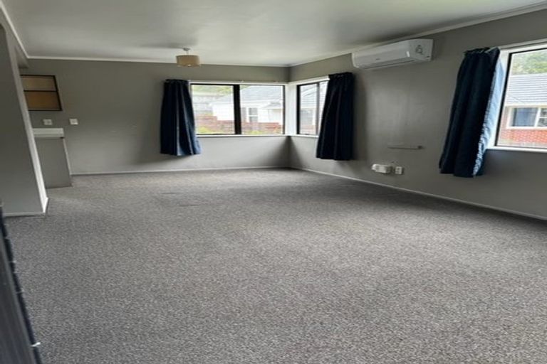 Photo of property in 76a Newlands Road, Newlands, Wellington, 6037