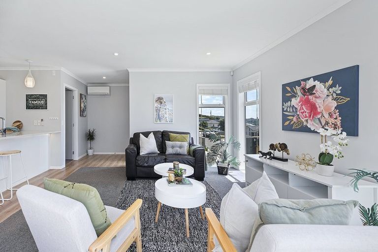 Photo of property in 5 Madeira Close, Whitby, Porirua, 5024