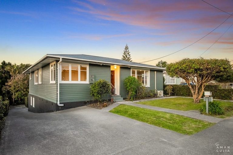 Photo of property in 27 Amberley Avenue, Te Atatu South, Auckland, 0610