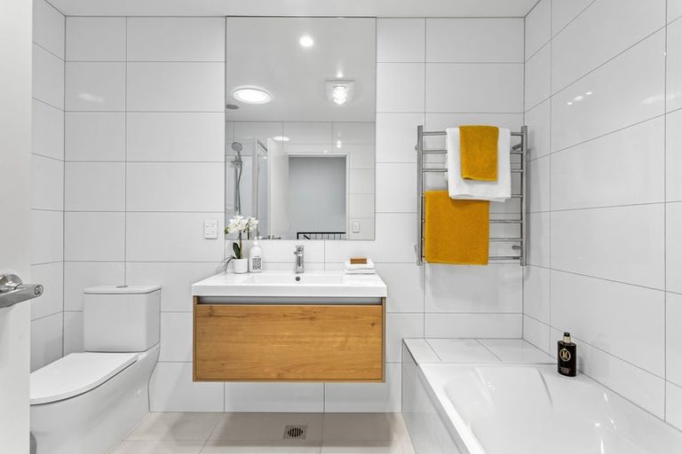 Photo of property in 12 Port Way, Rosehill, 2113