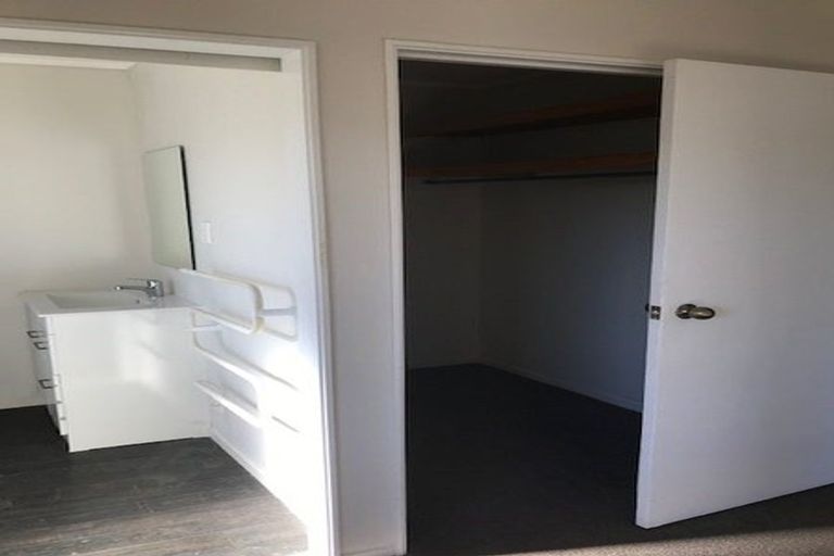 Photo of property in 5 San Bernadino Drive, Henderson, Auckland, 0612
