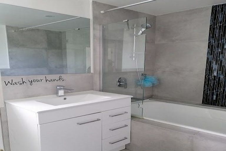 Photo of property in 9 Humphrey Kemp Avenue, Henderson, Auckland, 0612