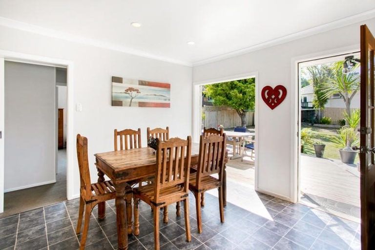 Photo of property in 42 Hilling Street, Titirangi, Auckland, 0604