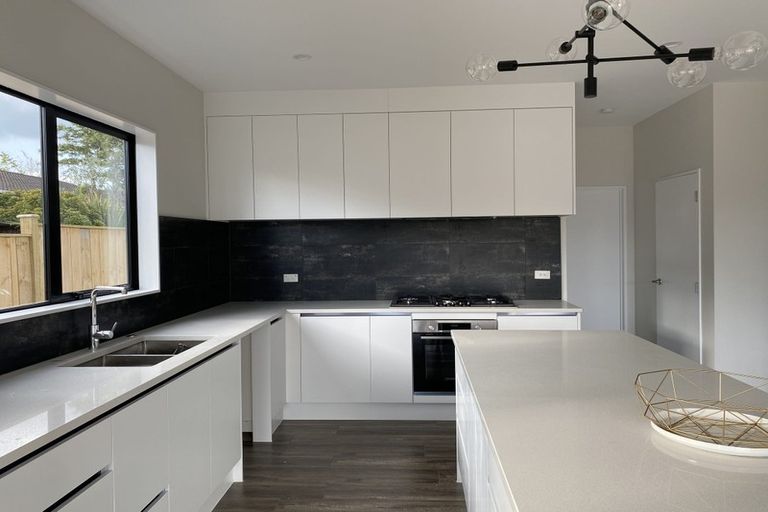 Photo of property in 32a Tupaki Place, Pakuranga Heights, Auckland, 2010